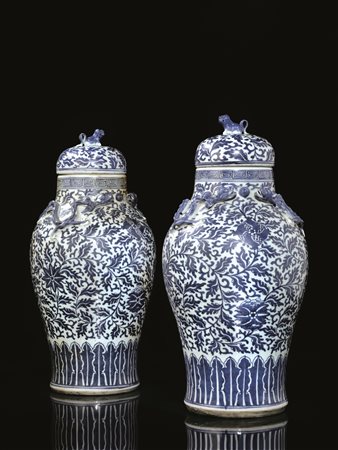 COPPIA DI POTICHES CINA, SEC. XIX-XXin porcellana bianca e blu, decorate con...