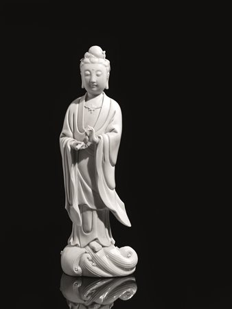 SCULTURA, CINA SEC. XXin porcellana Blanc de Chine raffigurante Guanyin con...