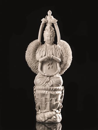 SCULTURA, CINA, SEC. XXin porcellana blanc de Chine, raffigurante...