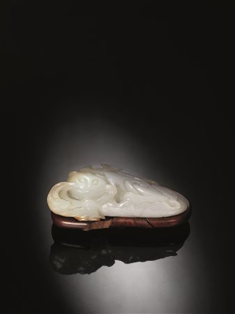 Intaglio Cina dinastia qing in giada verde pallido con inclusioni ruggine,...