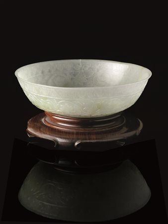 COPPA CINA DINASTIA QING in giada verde pallido decorata con motivi taotie a...