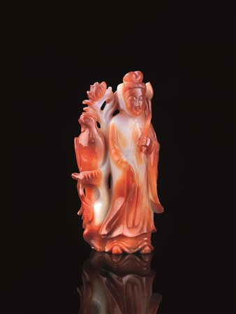 SCULTURA, CINA, SEC. XXin agata raffigurante Guanyin stante con fior di loto,...