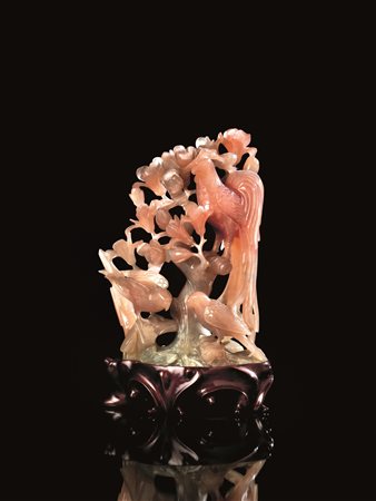 INTAGLIO, CINA, SECC. XIX-XXin giadeite rosa modellata nella forma di una...