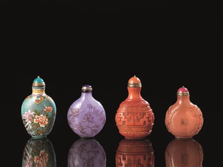 QUATTRO SNUFF BOTTLE, CINA, SECC. XIX-XXin vetro, misure varie, la pi&ugrave;...