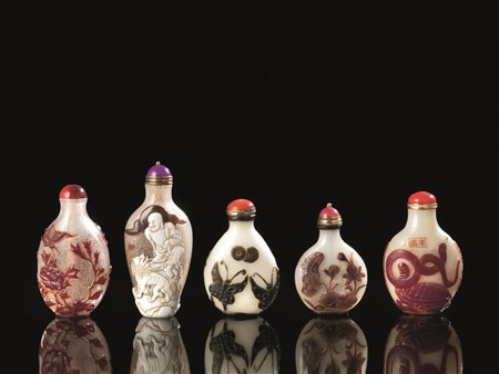 CINQUE SNUFF BOTTLES, CINA, SEC. XXin vetro bicolore a doppio strato decorate...