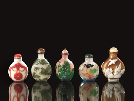 CINQUE SNUFF BOTTLE, CINA, SECC. XIX-XXin vetro incamiciato di vari colori,...