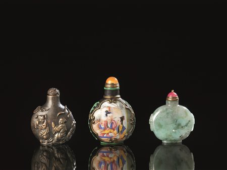 TRE SNUFF BOTTLES, CINA, SECC. XIX-XXuna in bronzo, una in vetro dipinto e...
