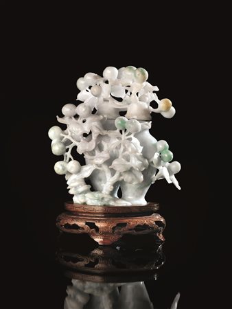 VASO A DOPPIO CORPO, CINA, SEC. XX in giadeite verde pallido, interamente...