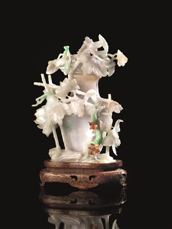 VASO CON COPERCHIO, CINA, SEC XXin giadeite, interamente avvolto da albero in...