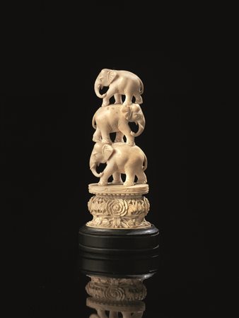 TRE INTAGLI CINA SEC. XIX in avorio, raffiguranti, una figura femminile, una...