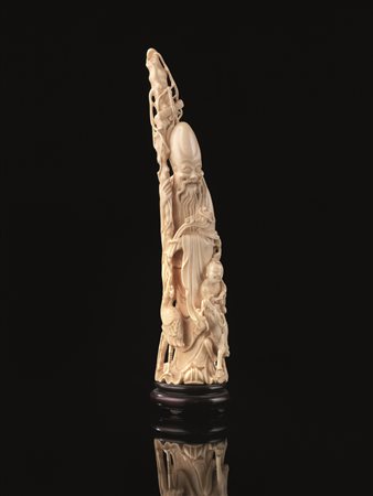 INTAGLIO, CINA, SEC. XIXin avorio raffigurante Shilao appoggiato ad un lungo...