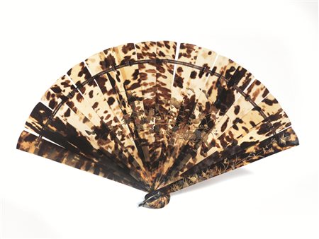 VENTAGLIO, GIAPPONE SEC. XIX in tartaruga con decori a smalti floreali nei...