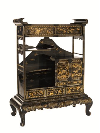 MOBILETTO, GIAPPONE, SEC. XIX PERIODO MEIJIin lacca nera, con decori floreali...