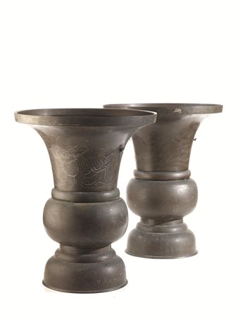 COPPIA VASI, GIAPPONE, PERIODO MEIJIin bronzo ageminato in argento con decoro...