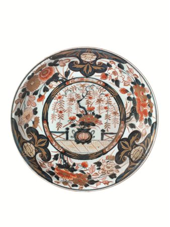PIATTO, GIAPPONE, SEC. XVIIIin porcellana imari nei toni del blu del rouge de...