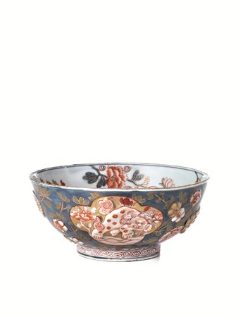 COPPA, CINA, DINASTIA QING, SEC. XVIIIin porcellana imari nei toni del blu...