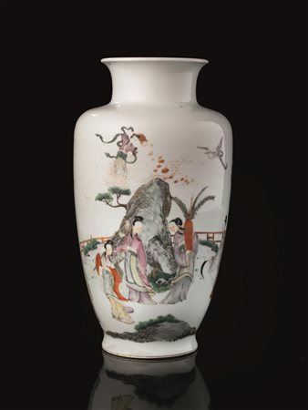 VASO, CINA, SEC. XIXin porcellana policroma decorato con figure femminili in...