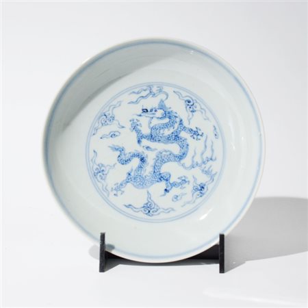 A Chinese blue and white dragon saucer