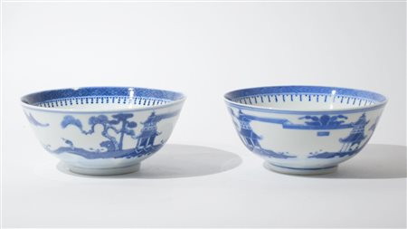 A pair of Chinese blue and white bowls
