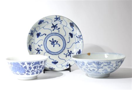 Two Chinese blue and white porcelain bowl and one dish
