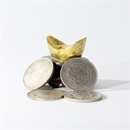 Five pieces of Chinese currency