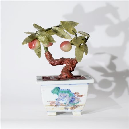 A Chinese Wucai vase