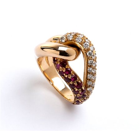 Anello in oro, diamanti e rubini in oro rosa a motivo di nodo marinaio,...
