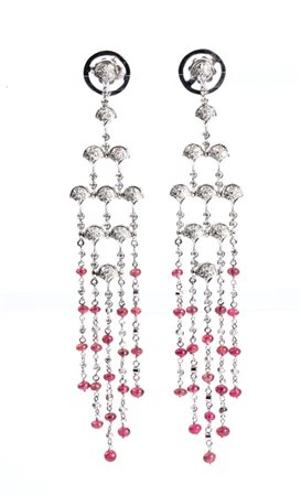 Paio di orecchini in oro con diamanti e spinelli in oro bianco 18kt, ciascuno...