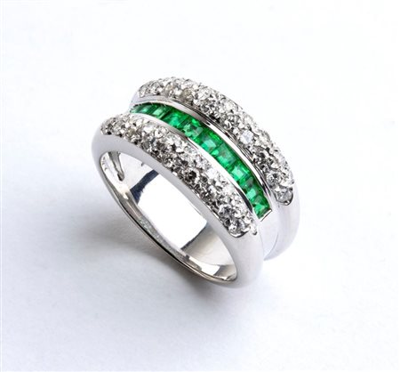 Anello a fascia in oro con diamanti e smeraldi in oro bianco, impreziosito da...