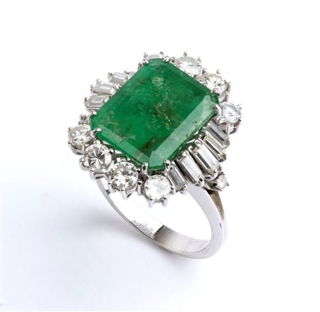 Anello in oro con smeraldo e diamanti in oro bianco, incastonato con smeraldo...