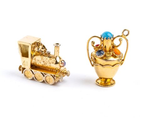 Coppia di pendenti in oro e pietre in oro giallo, un pendente a forma di...