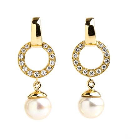 Paio di orecchini pendenti in oro con diamanti e perle in oro giallo, con...
