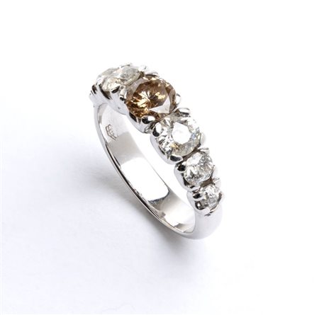 Anello veretta con diamanti in oro bianco 18k, incastonato con linea di sette...