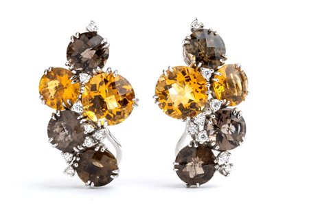 Paio di orecchini in oro con diamanti e quarzi in oro bianco 18k, punteggiati...