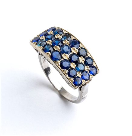 Anello a fascia in oro e zaffiri Anni '40 in oro bianco 18k, incastonato con...