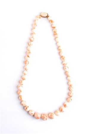 Collana in corallo ad un filo di sfere di oralo Deep Sea disposte in...
