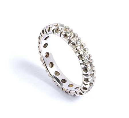 Anello eternity in oro e diamanti in oro bianco 18k, incastonato con linea di...