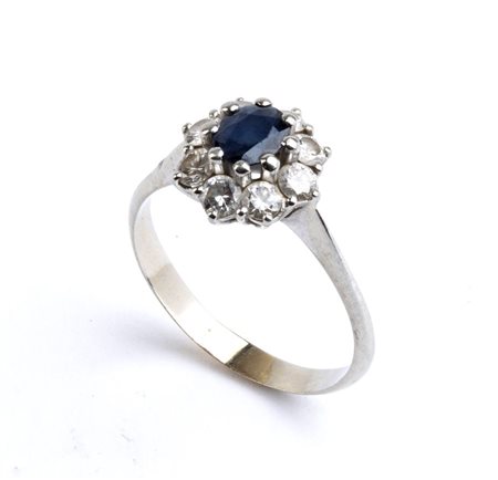 Anello in oro con zaffiro e diamanti montatura a margherita in oro bianco,...