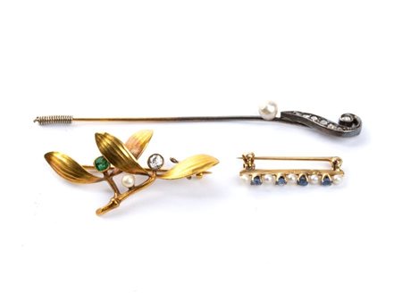 Lotto di 3 spille in oro, diamanti, perle, e pietre preziose una spilla a...