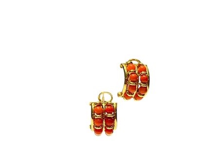 Paio di orecchini in oro e corallo Mediterraneo in oro giallo 18k, decorati...