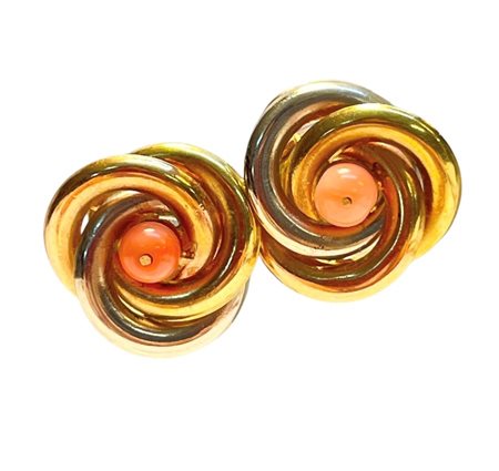 Orecchini in oro e corallo Cerasuolo ciascuno con motivo a girandola in tre...