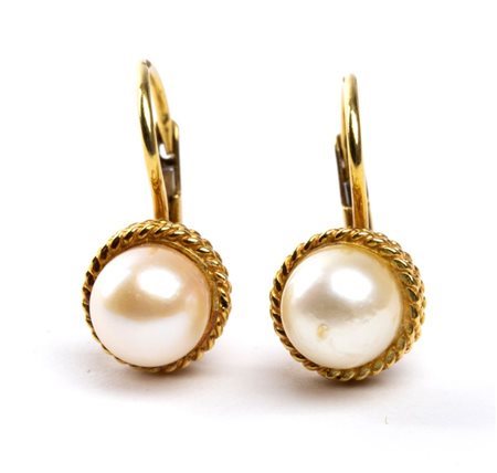 Orecchini in oro e perle a forma di ghianda, decorati con file di torchon...