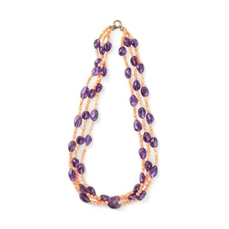 Collana in corallo rosa, ametiste e argento a tre fili di piccole sfere di...