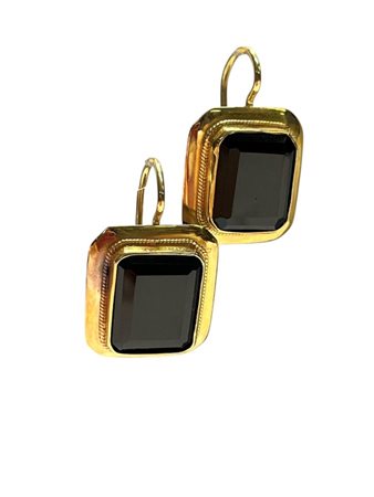 Orecchini in oro e onice in oro giallo, ciascuno incastonato con lastra di...