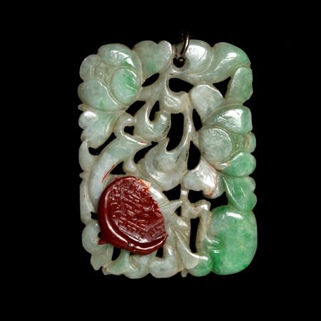 Pendente in giada verde con lastra di giadeite verde traforata a motivi...