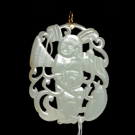 Pendente in giada con lastra di giadeite traforata Dimensioni 6 x 4.5 cm....