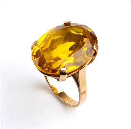 Anello in oro e quarzo in oro giallo, incastonato con grande quarzo citrino....