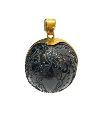 Pendente con agata di forma sferica, incisa con motivi floreali, montatura in...