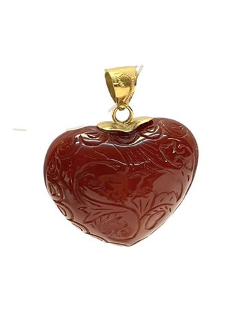 Pendente con corniola a forma di cuore, inciso sulla superficie con motivi...