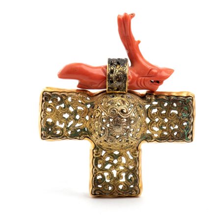 Croce in argento dorato, oro e corallo Cina, XVII secolo Altezza x larghezza...